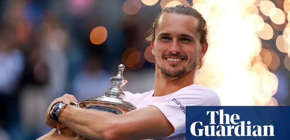 Joueur de tennis célébrant avec le trophée