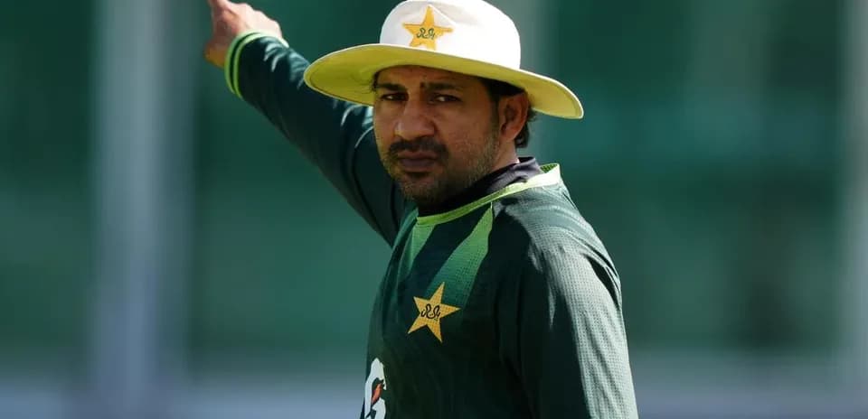 Joueur de cricket indiquant une direction pendant l'entraînement