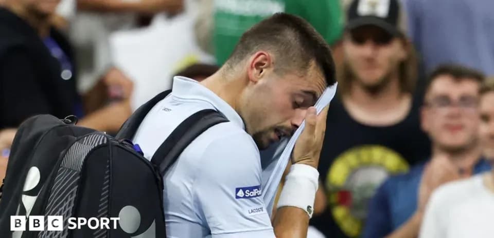 Joueur s'essuyant le visage après un match