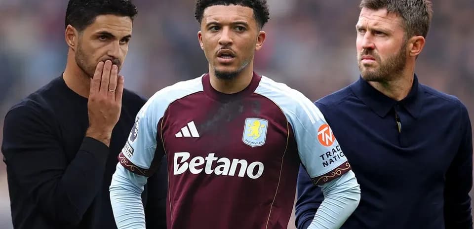 Trois entraîneurs et un joueur d'Aston Villa en discussion