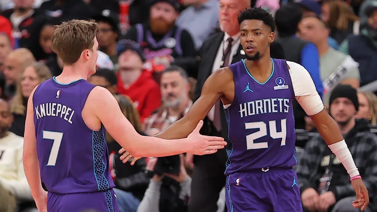 Joueurs des Hornets se serrant la main sur le terrain