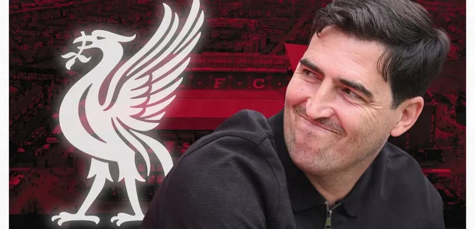 Homme souriant avec logo de Liverpool en arrière-plan
