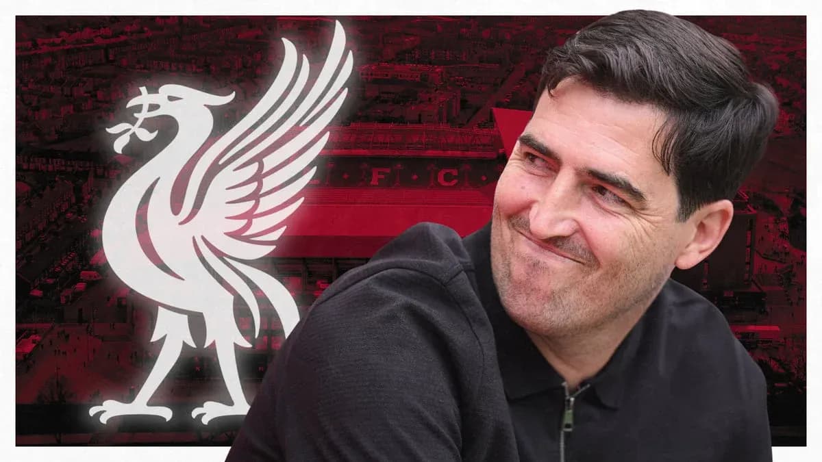 Homme souriant avec logo de Liverpool en arrière-plan