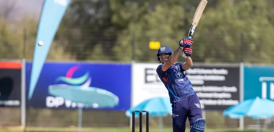Joueur frappant la balle lors d'un match de cricket