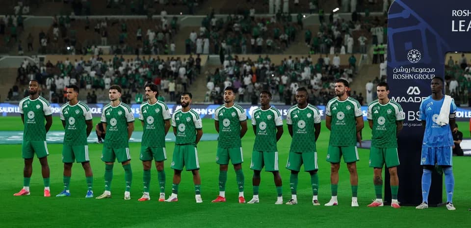 Équipe en vert alignée avant le match de football