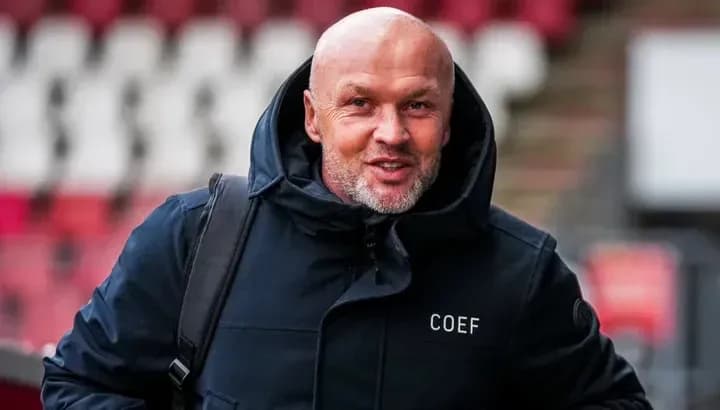 Homme souriant entrant dans un stade de football