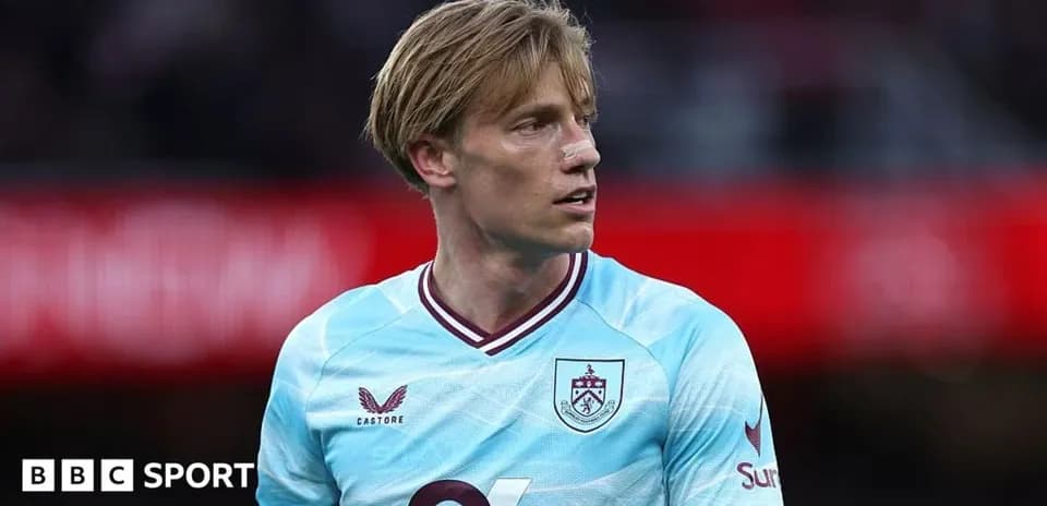 Joueur de Burnley portant un maillot bleu clair