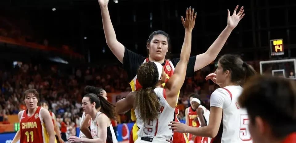 Joueuses de basket-ball en action lors d'un match
