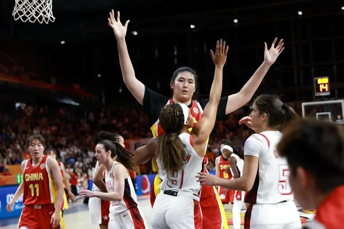 Joueuses de basket-ball en action lors d'un match