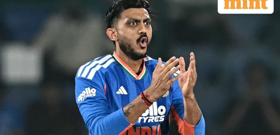 Joueur indien applaudissant sur le terrain de cricket