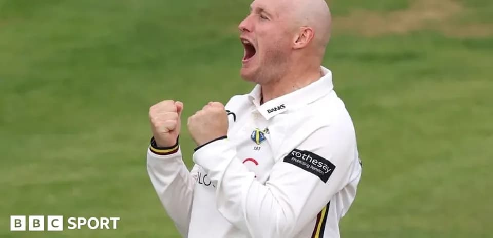 Joueur de cricket célébrant une prise sur le terrain