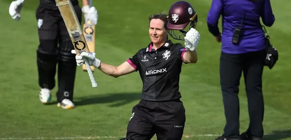 Joueur célébrant avec sa batte après un score
