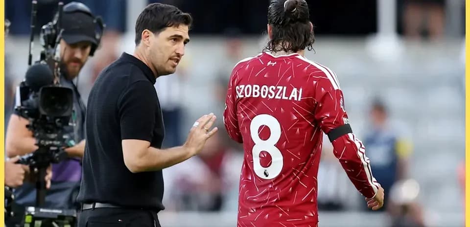Entraîneur parlant à Szoboszlai pendant un match