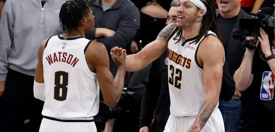 Joueurs des Nuggets se félicitant lors d'un match