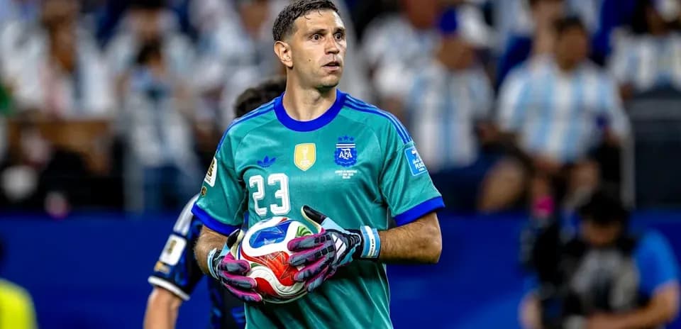 Gardien de but avec un ballon lors d'un match