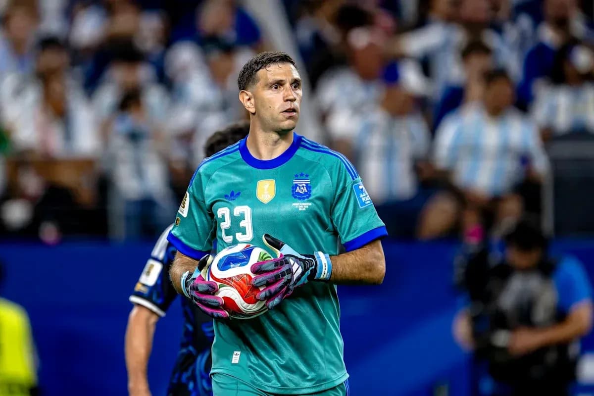 Gardien de but avec un ballon lors d'un match