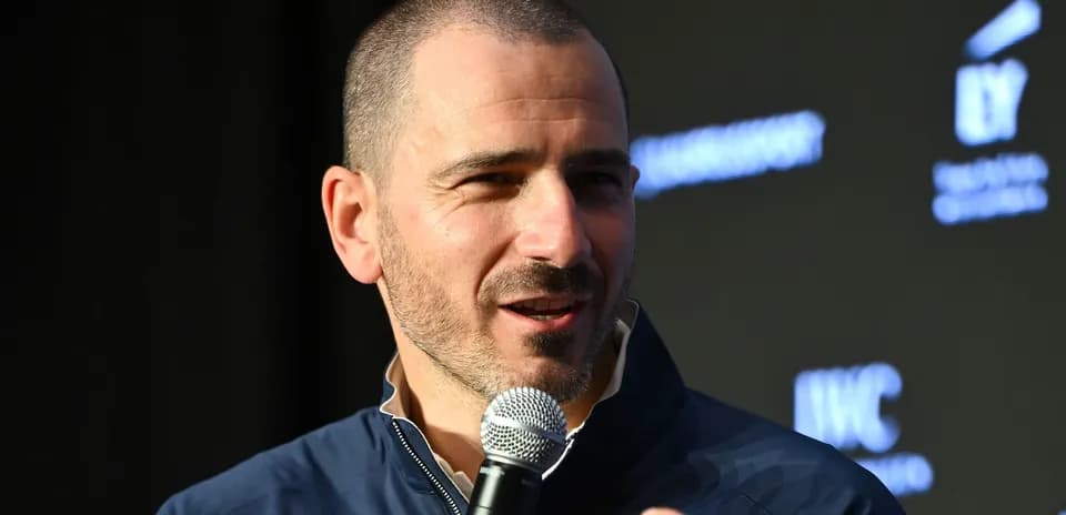 Person parlant avec un microphone lors d'un événement