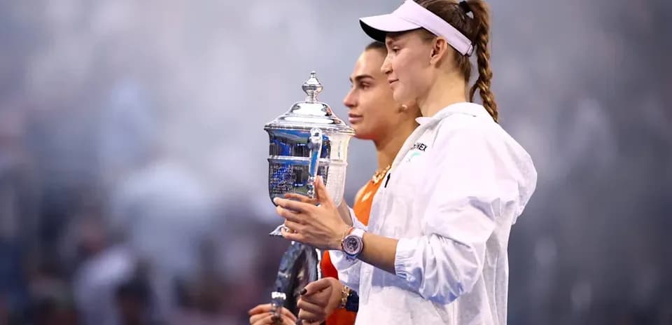 Joueuses tenant le trophée après la finale de tennis