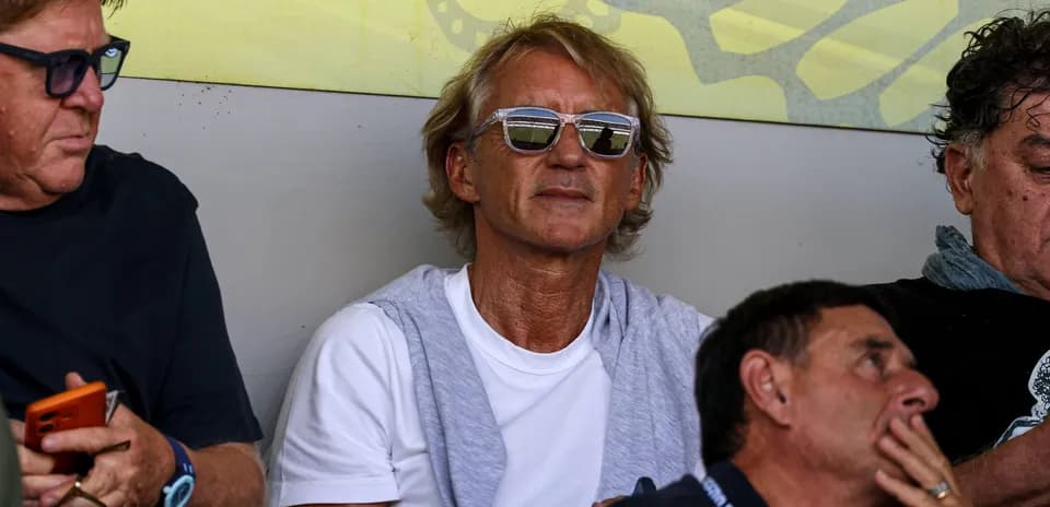Homme avec des lunettes de soleil dans les tribunes