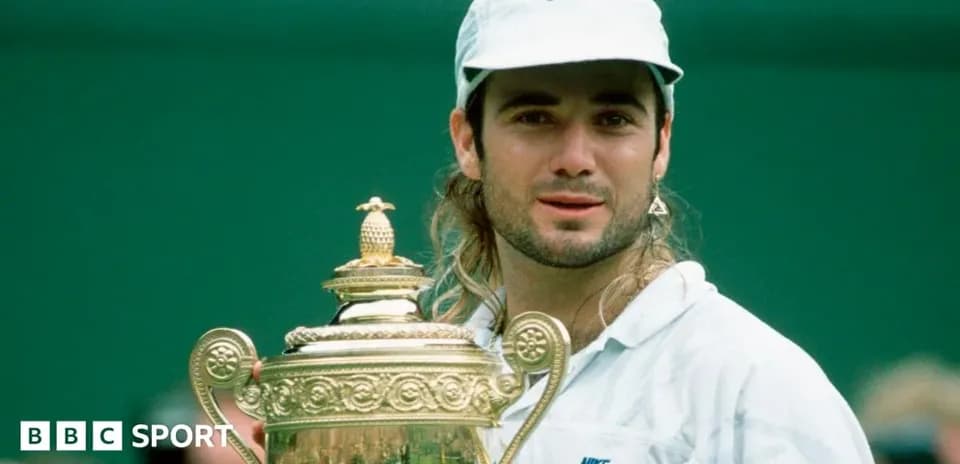 Joueur tenant le trophée de Wimbledon