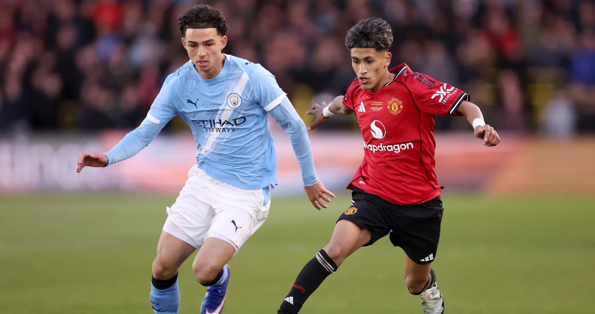 Joueurs de Manchester City et Manchester United en action