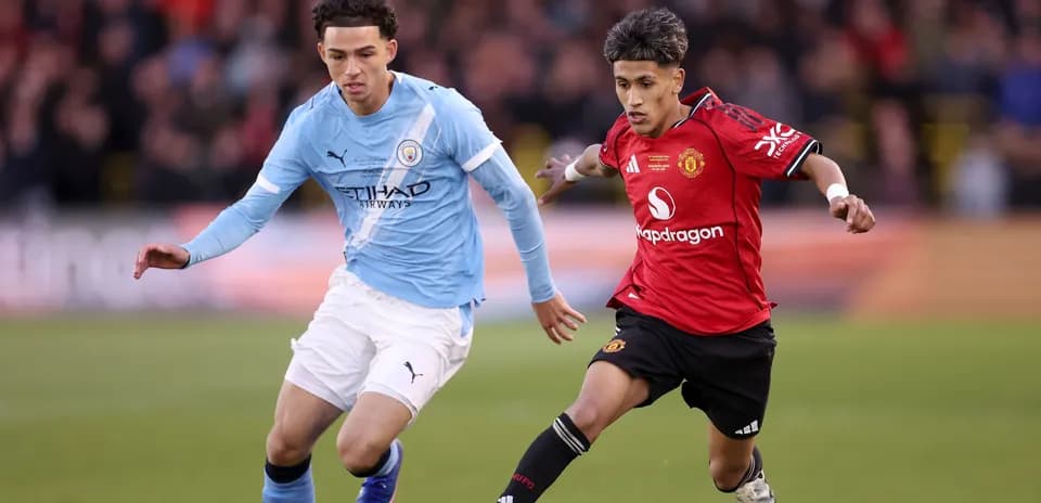 Joueurs de Manchester City et Manchester United en action