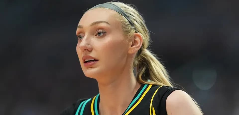 Joueuse de basket en tenue de match sur le terrain
