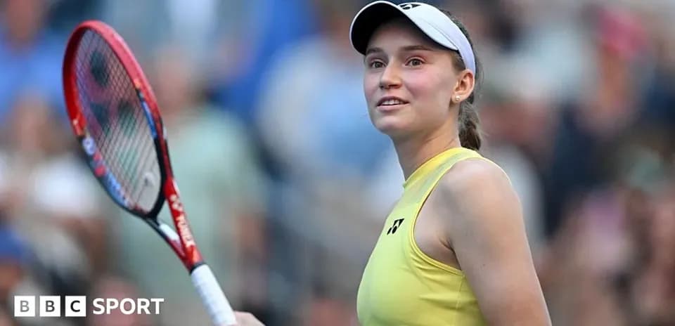 Joueuse de tennis souriante tenant une raquette