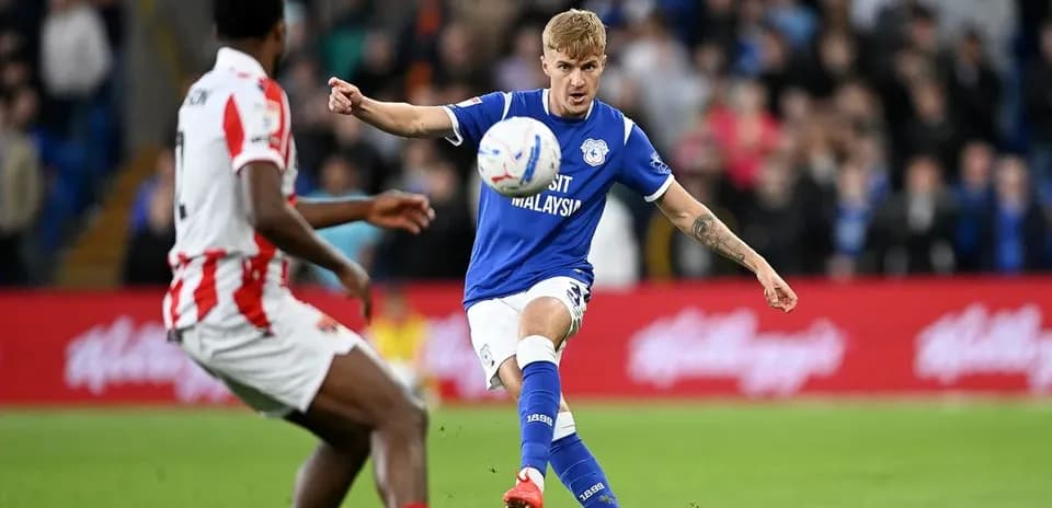 Joueur de Cardiff City tirant le ballon en match