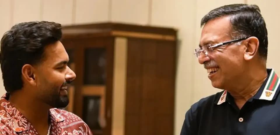 Deux personnes souriant et discutant ensemble