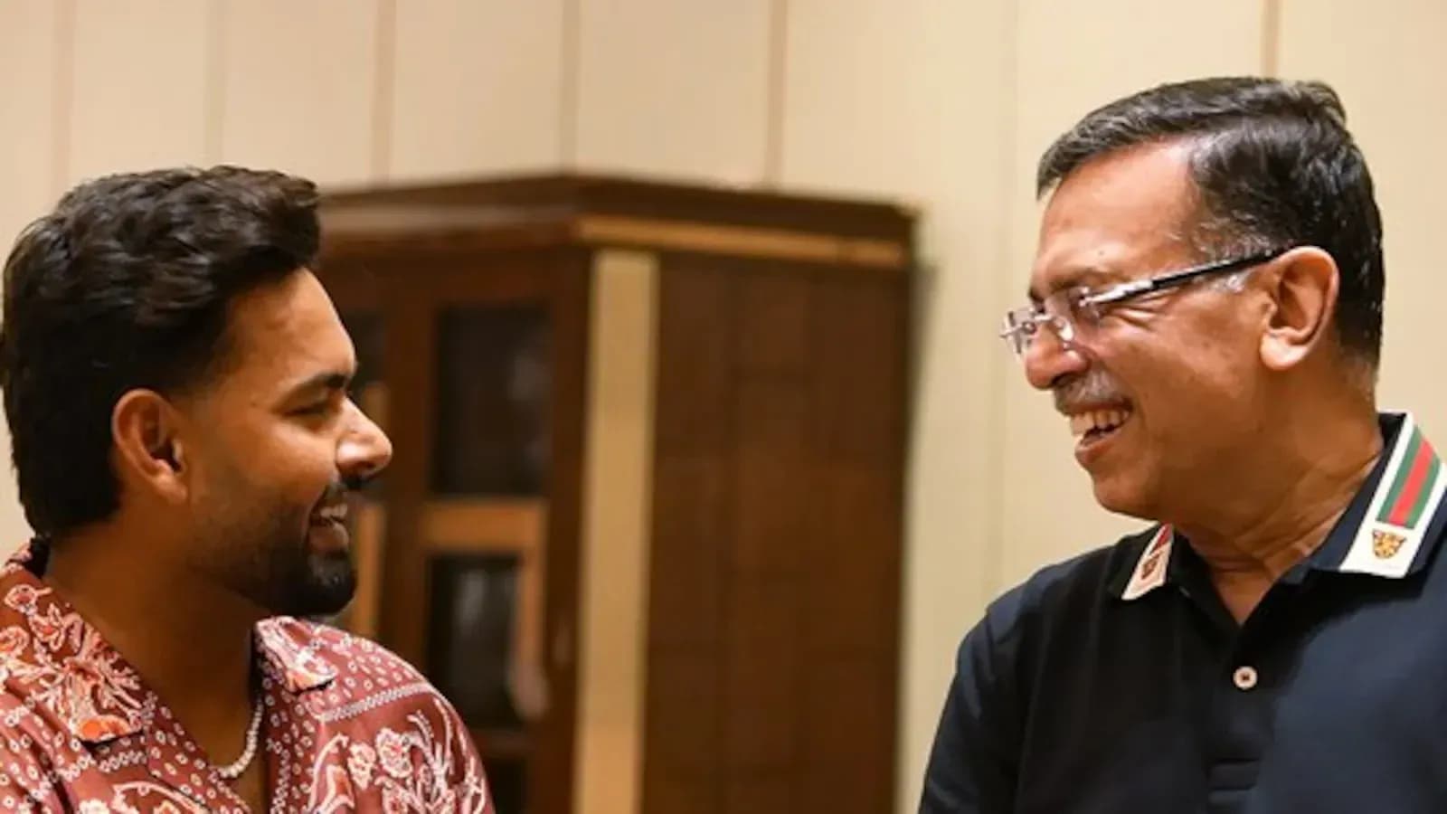 Deux personnes souriant et discutant ensemble
