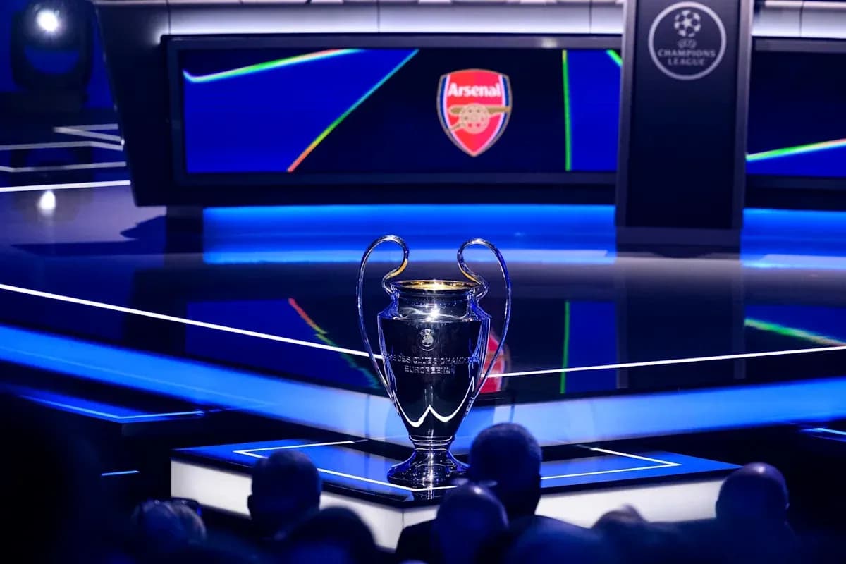 Trophée de la Ligue des champions avec logo d'Arsenal
