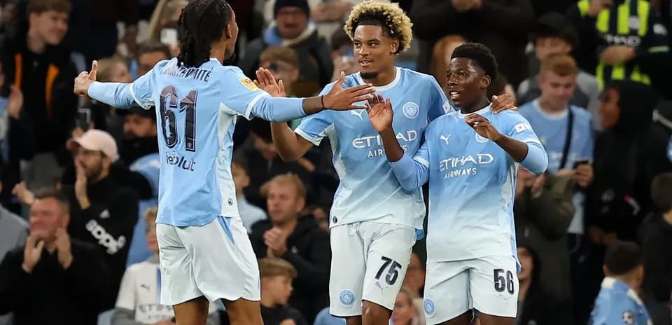 Joueurs de Manchester City célébrant un but ensemble