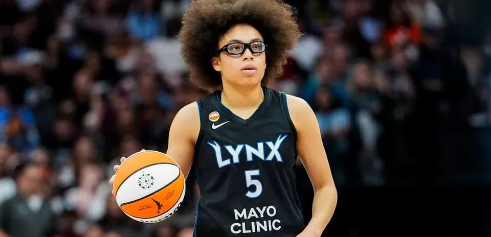Joueuse des Lynx tenant un ballon de basket