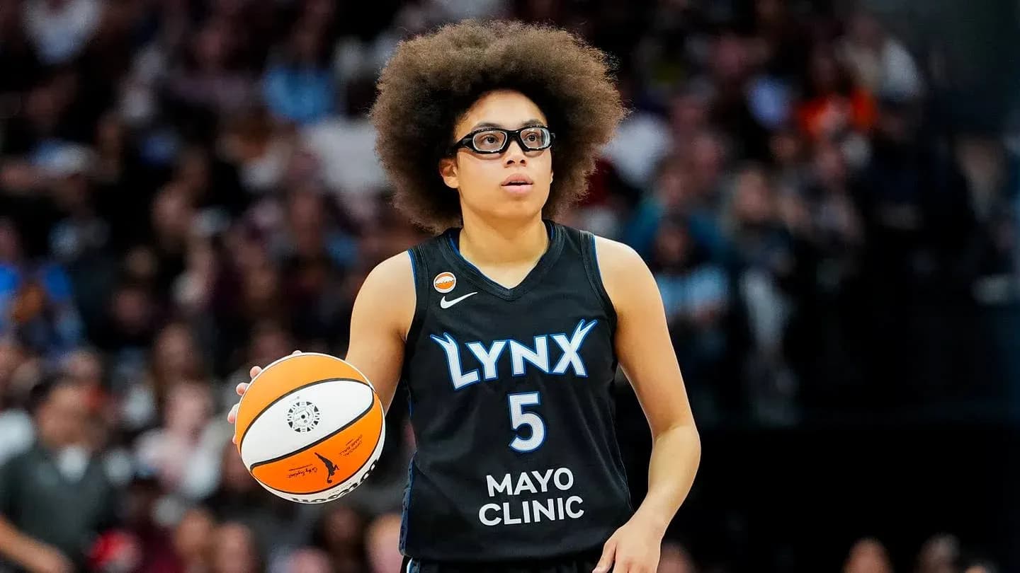 Joueuse des Lynx tenant un ballon de basket