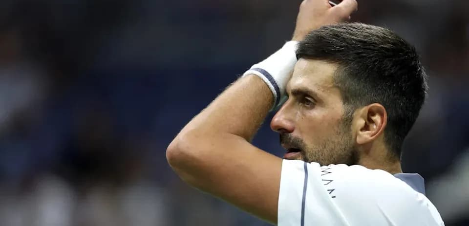 Joueur de tennis se préparant à servir sur le court
