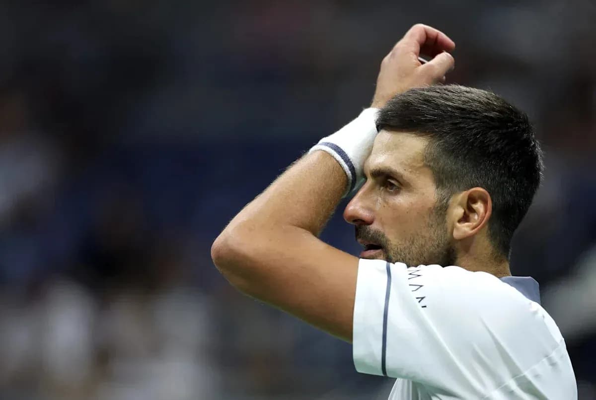 Joueur de tennis se préparant à servir sur le court
