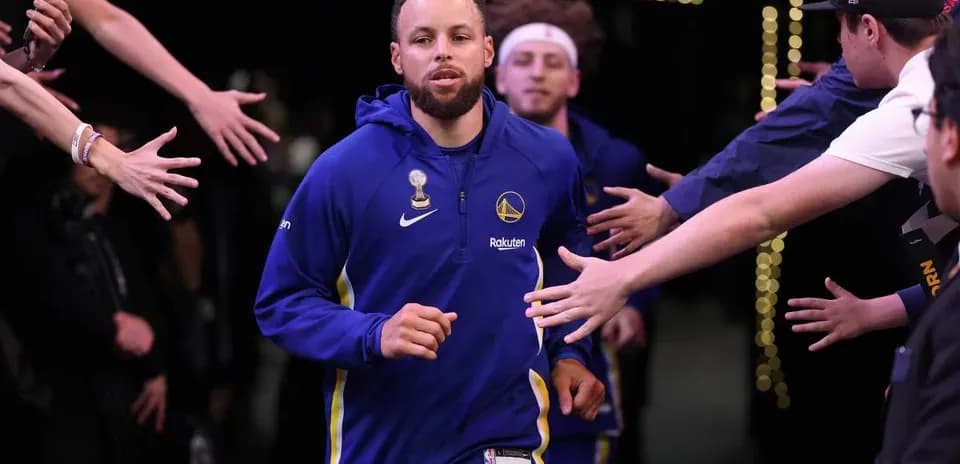Joueur courant vers les fans avant le match