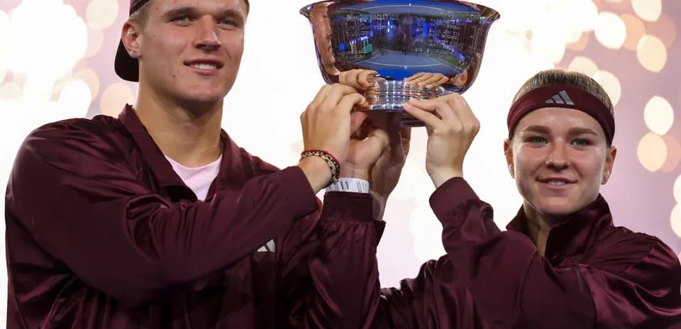 Joueurs célébrant avec le trophée après la victoire
