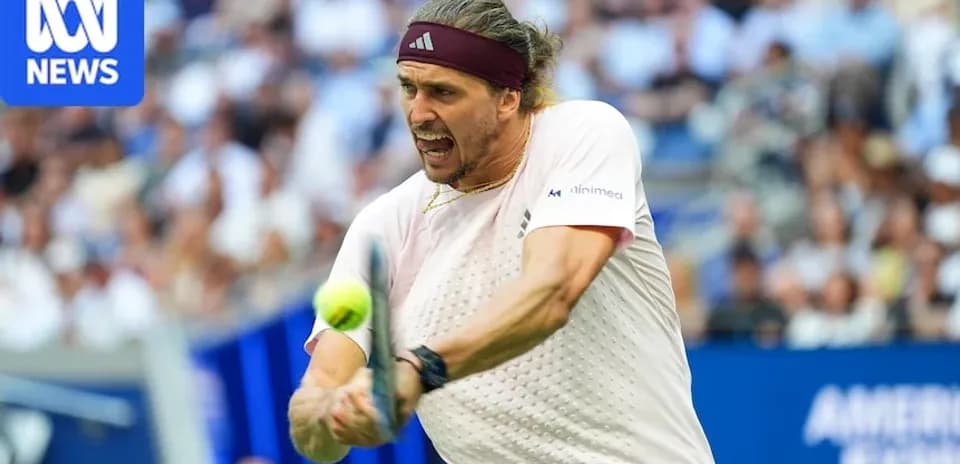 Joueur frappant une balle de tennis lors du match