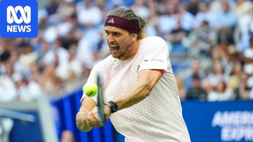 Joueur frappant une balle de tennis lors du match