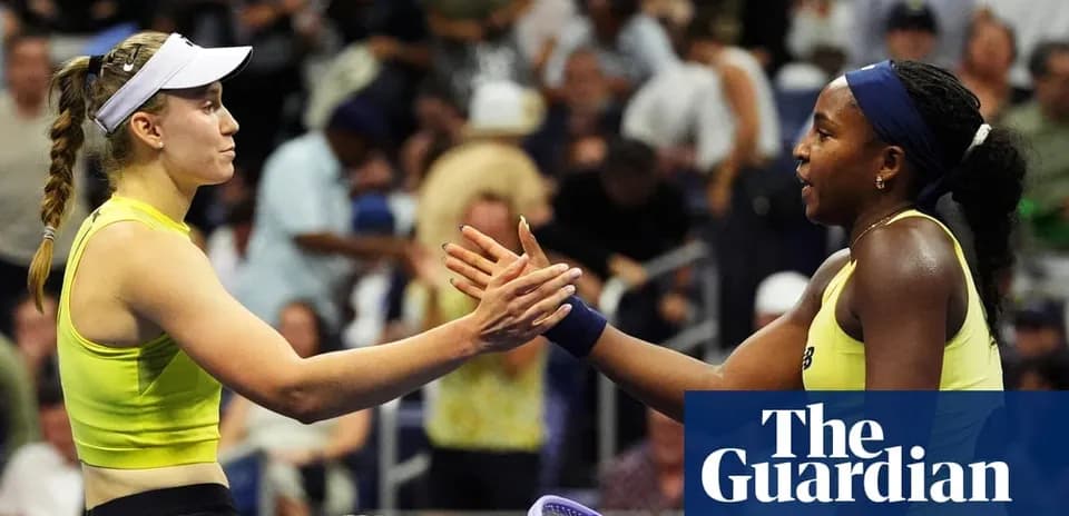 Deux joueuses se serrant la main après un match