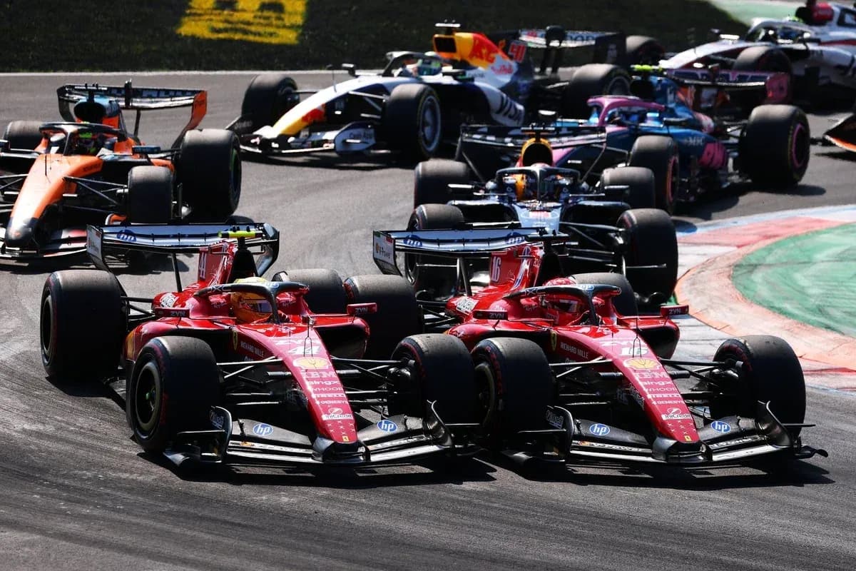 Deux voitures Ferrari en compétition sur circuit Deux voitures Ferrari en compétition sur circuit