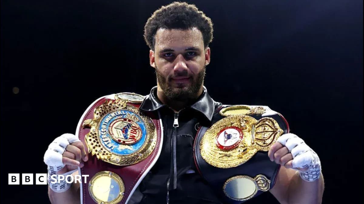 Boxeur tenant des ceintures de champion sur le ring