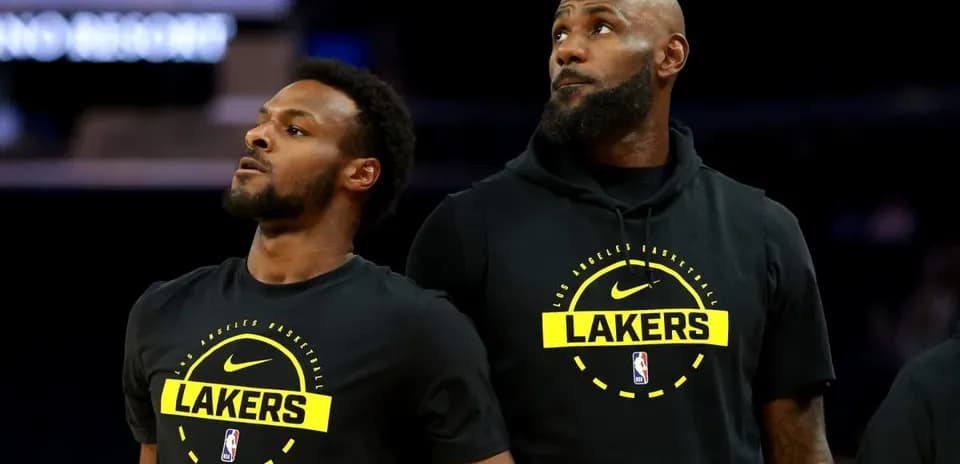 Joueurs des Lakers se préparant sur le terrain