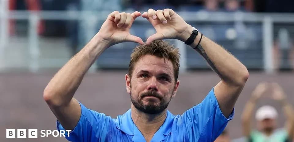 Joueur de tennis faisant un cœur avec les mains