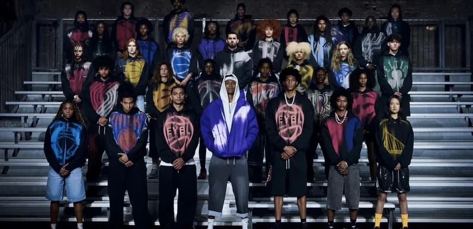 Groupe de jeunes portant des sweats colorés en rangées