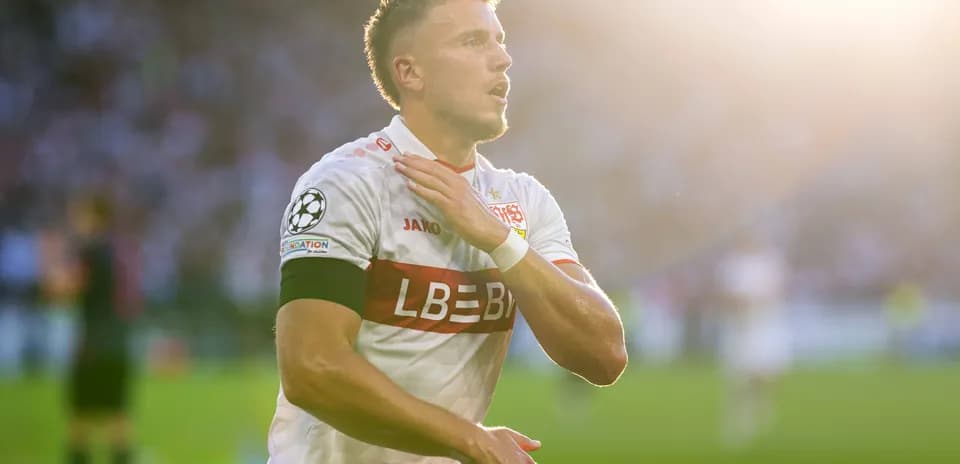 Joueur célébrant après un but lors du match