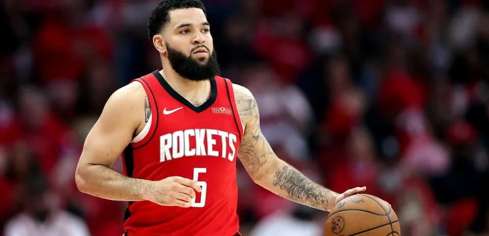 Joueur des Rockets dribblant le ballon sur le terrain