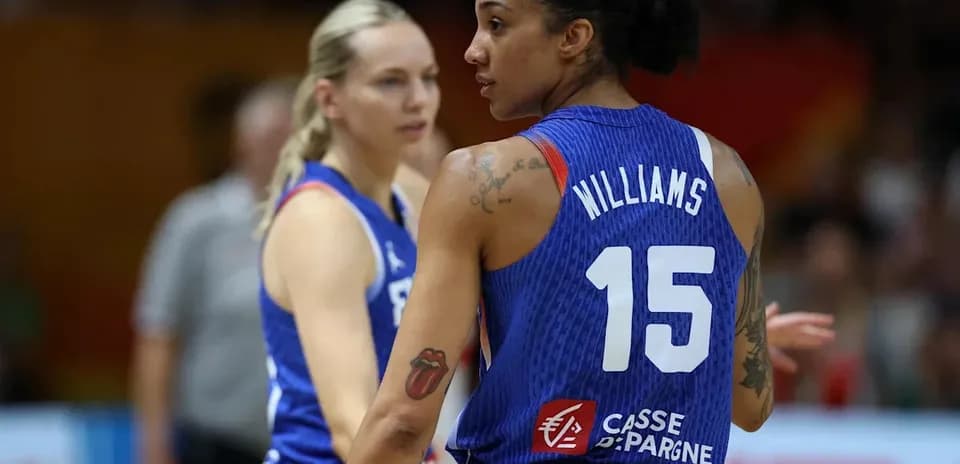 Deux joueuses de basket en action sur le terrain